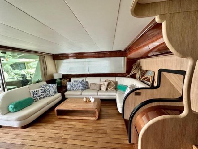 Botel Motoryacht 21 Avec Equipage Barcelona